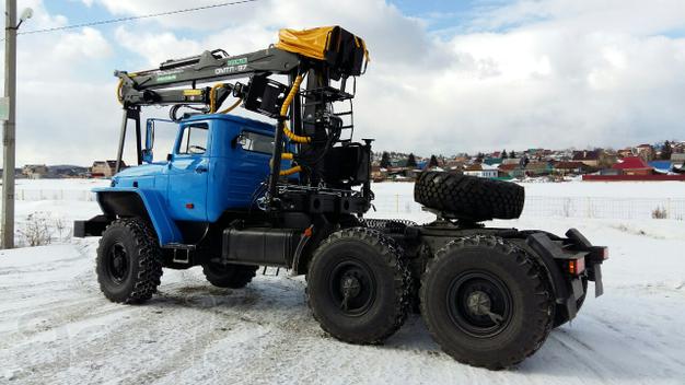 Новый седельный тягач Урал с манипулятором Омтл-97
